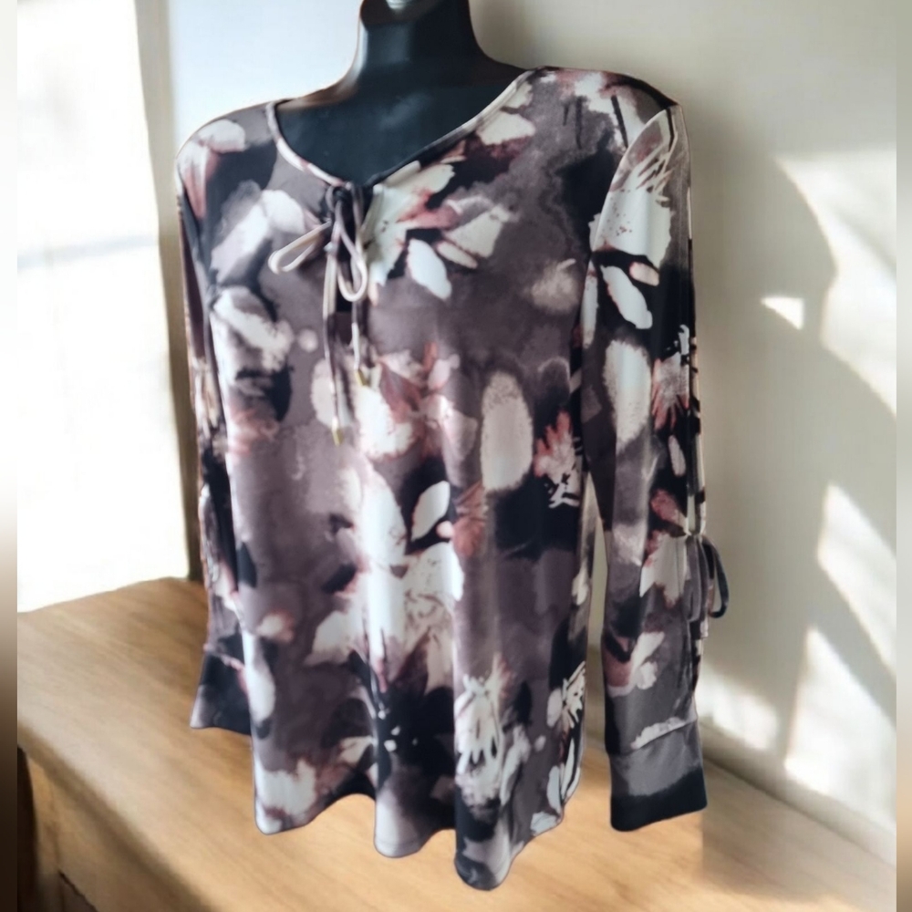 Ellen Tracy Lightweight Floral Print Women's Top With Cut-Out Sleeves